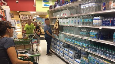 Miamenses acuden a supermercados en busca de agua y víveres para afrontar cualquier escasez en caso de que el huracán Dorian azote la ciudad.