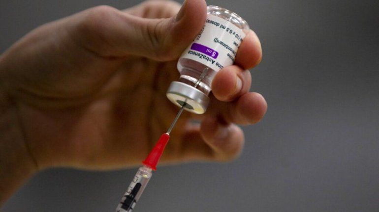 En imagen de archivo del viernes 19 de febrero de 2021, un farmacólogo prepara una jeringa con una dosis de la vacuna de AstraZeneca contra el coronavirus en Amberes, Bélgica.