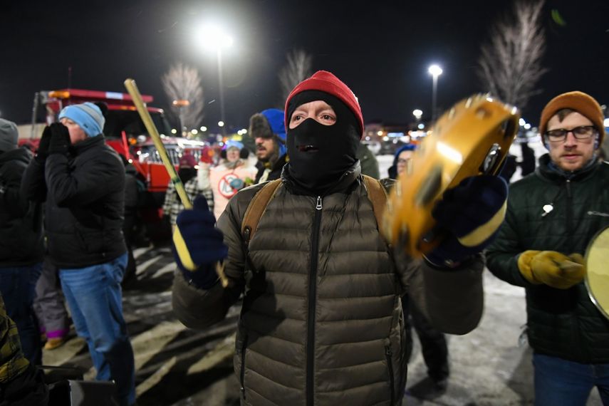 Manifestantes usan diversos instrumentos como parte de una protesta ruidosa frente al hotel donde se cree que se aloja el alto funcionario de la Patrulla Fronteriza, Gregory Bovino, en Maple Grove, un suburbio de Minneapolis, Minnesota, el 26 de enero de 2026.&nbsp;