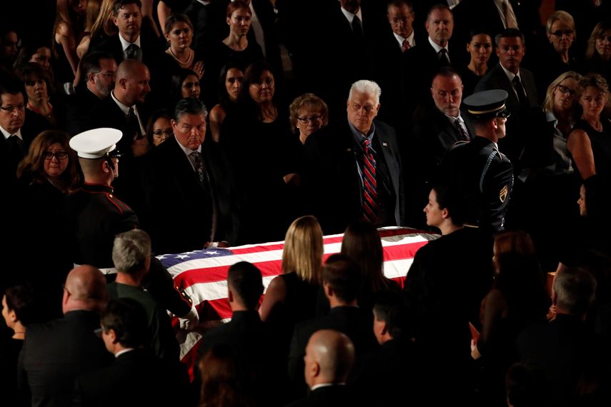 Miembros del Equipo de Honores Funerarios Militares de la Guardia Nacional de Arizona escoltan el féretro del exsenador estadounidense John McCain durante su&nbsp;funeral&nbsp;en la iglesia bautista North Phoenix en Phoenix, Arizona.