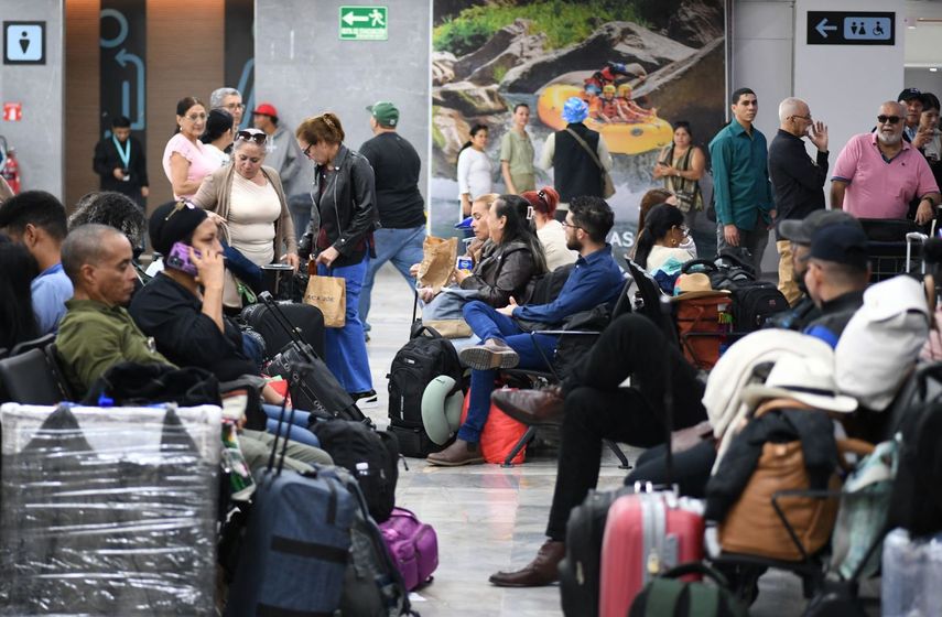 Médicos cubanos esperan para abordar un avión en el aeropuerto Ramón Villeda Morales en San Pedro Sula, Honduras, el 5 de marzo de 2026.