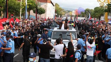 El dictador sandinista Daniel Ortega en su lujoso Mercedes Benz y rodeado de un fuerte dispositivo de seguridad que impide que sus simpatizantes se acerquen.&nbsp;