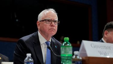 Tim Walz el gobernador de Minnesota y excandidato a vicepresidente del país junto a Kamala Harris.