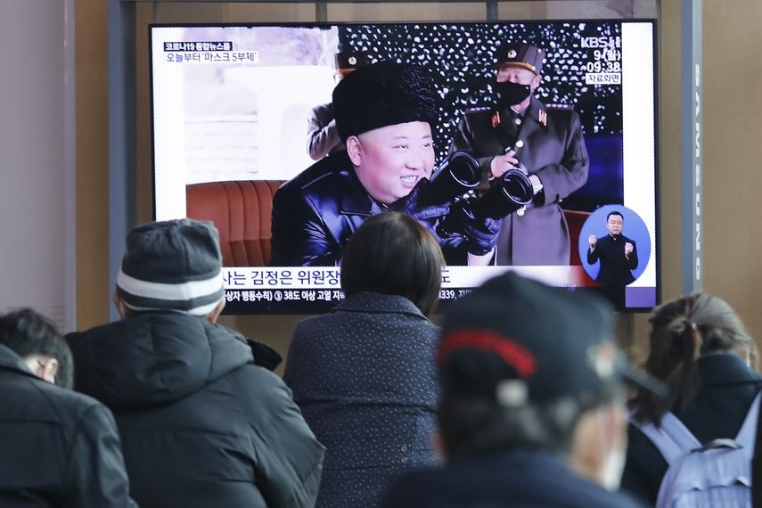 Gente mirando en televisi&oacute;n una imagen de archivo del l&iacute;der norcoreano Kim Jong Un, durante un programa noticioso en una estaci&oacute;n de tren de Se&uacute;l, en Corea del Sur, el lunes 9 de marzo de 2020.&nbsp;