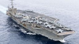 El portaaviones Harry S. Truman (CVN 75) transita por el Estrecho de Gibraltar, el 25 de noviembre de 2024.