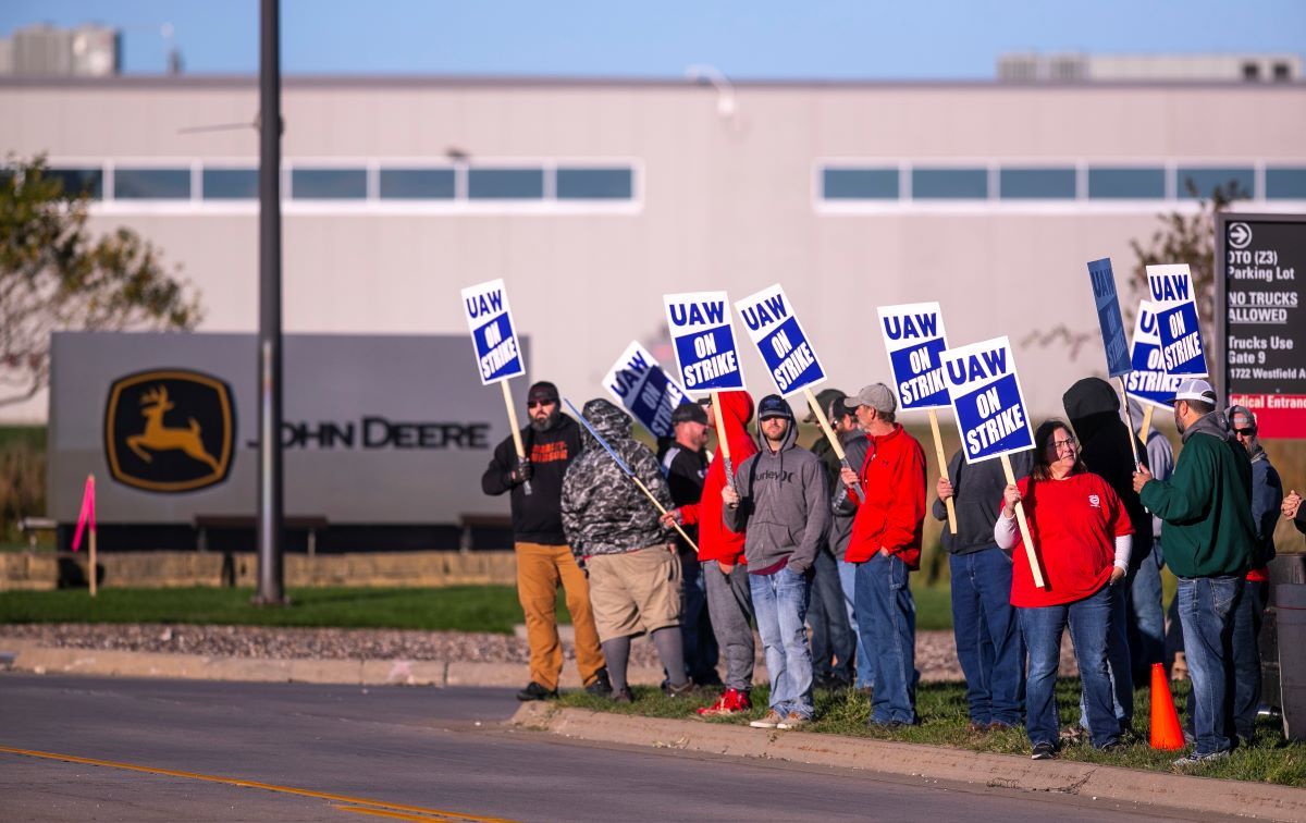 Más de 10.000 trabajadores de Deere & Co. fueron a la huelga el jueves después de que el sindicato United Auto Workers dijera que los negociadores no pudieron entregar un nuevo acuerdo que cumpliera con las demandas y necesidades de los trabajadores. Más de 10.000 trabajadores de Deere & Co. fueron a la huelga el jueves después de que el sindicato United Auto Workers dijera que los negociadores no pudieron entregar un nuevo acuerdo que cumpliera con las demandas y necesidades de los trabajadores.