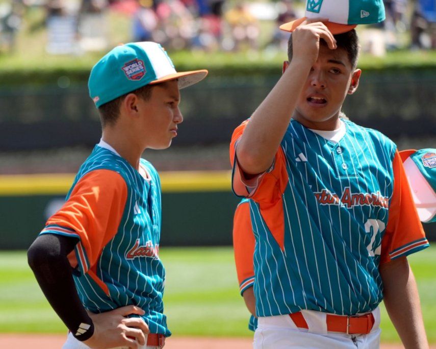 Los venezolanos Samuel Carrasquel (izquierda) y Willians Mora (22) reaccionan tras la derrota 4-1 ante Taiwán en la Serie Mundial de Pequeñas Ligas, el sábado 24 de agosto de 2024, en South Williamsport, Pennsylvania.&nbsp;