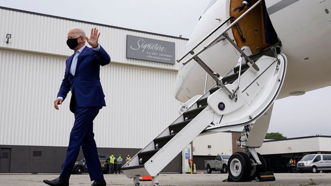 El candidato presidencial dem&oacute;crata Joe Biden saluda a descender de un avi&oacute;n en el aeropuerto metropolitano de Detroit el mi&eacute;rcoles, 9 de septiembre del 2020.
