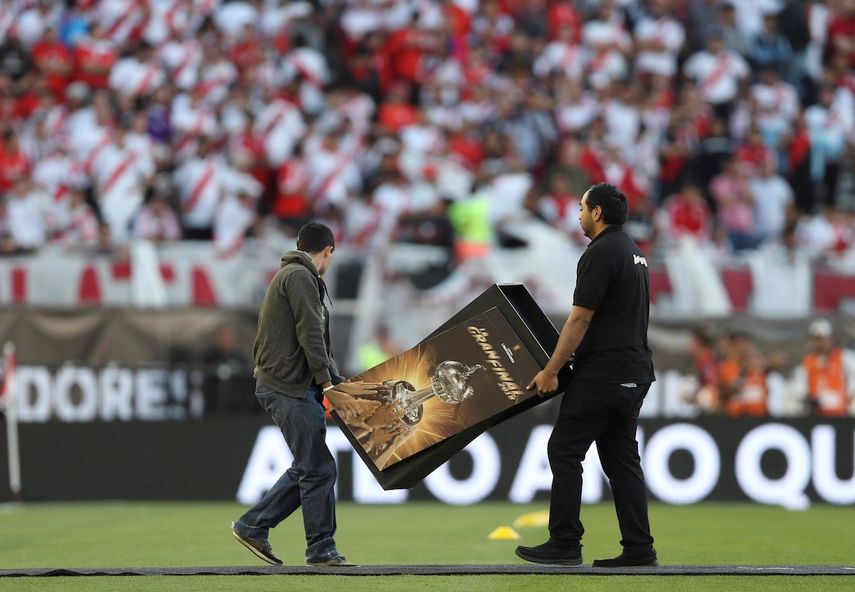 El partido debió jugarse el sábado, pero tras un cambio de horario finalmente se movió para el domingo.