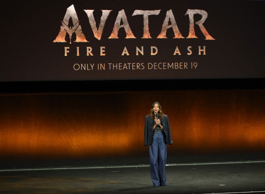 Zoe Saldana habla en el escenario para promocionar la próxima película Avatar: Fire and Ash en la presentación de The Walt Disney Studios durante CinemaCon, la convención oficial de Cinema United, en el Coliseo del Caesars Palace el 3 de abril de 2025 en Las Vegas, Nevada.