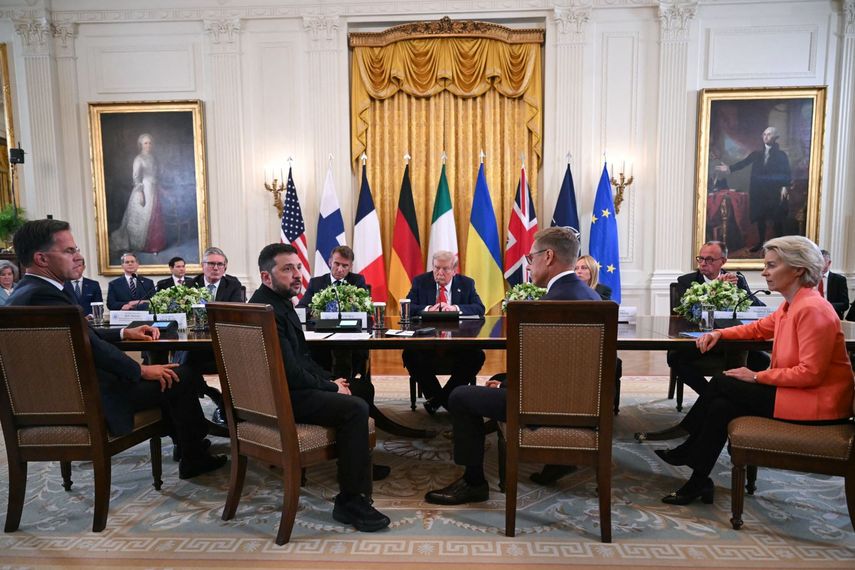 Imagen de la mesa de negociaciones entre el presidente Donald J. Trump, el mandatario ucraniano Volodimir Zelenski y los principales líderes de la Unión Europea.