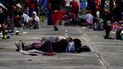 Migrantes, la mayoría procedentes de Centroamérica, duermen en la calle en la localidad de Huixtla, en el estado de Chiapas, México, el martes 26 de octubre de 2021. 