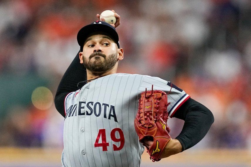 El lanzador abridor venezolano de los Mellizos de Minnesota, Pablo López, lanza contra los Astros de Houston durante la primera entrada del Juego 2 de un juego de béisbol de la Serie Divisional de la Liga Americana en Houston, el domingo 8 de octubre de 2023.&nbsp;