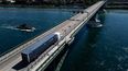 Un camión de carga atraviesa el puente entre EEUU y Canadá en la provincia de Ontario.