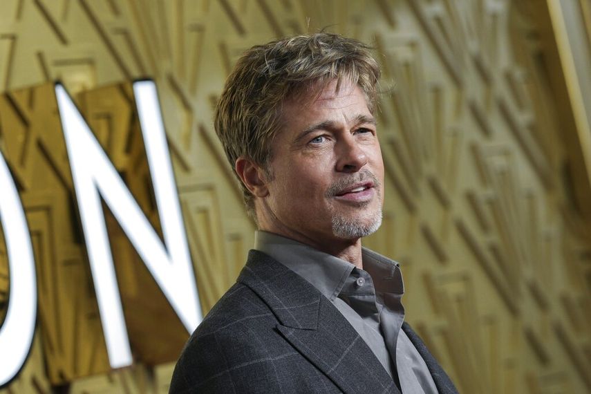 Brad Pitt posa para los fotógrafos a su llegada al estreno de la película Babylon en Londres, el jueves 12 de enero de 2023.