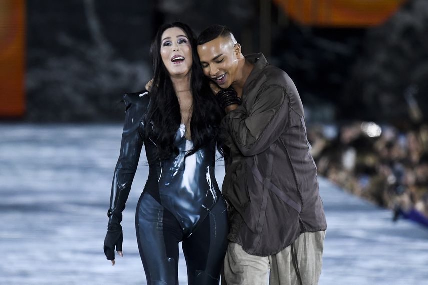 La cantante estadounidense Cher camina junto al diseñador de moda francés Olivier Rousteing mientras presenta una creación para el desfile de moda Primavera-Verano 2023 de Balmain durante la Semana de la Moda de Mujer de París el 28 de septiembre de 2022.