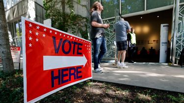 Personas acuden a un centro de votación en Atlanta, Georgia.
