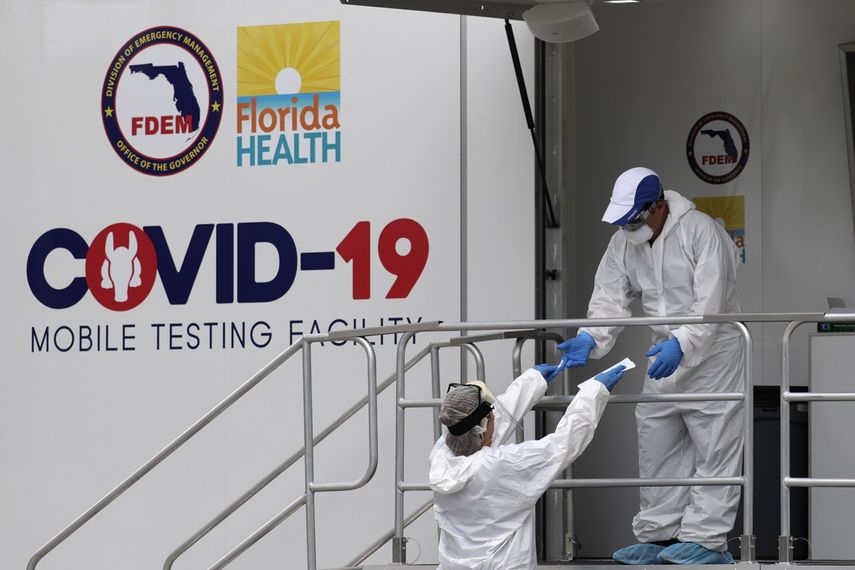 Trabajadores de salud en un sitio de pruebas COVID-19 durante la pandemia de coronavirus, el viernes 17 de julio de 2020 en Miami Beach, Florida.&nbsp;