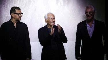El diseñador de moda Giorgio Armani está acompañado por Gianluca DellOrco, del estudio de estilo, y Leo DellOrco, al final del desfile de moda masculina Primavera Verano 2025 de Giorgio Armani, que se presentó en Milán, Italia, el lunes 17 de junio de 2024.