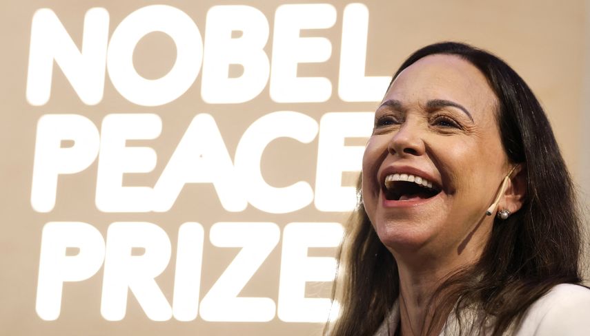La laureada con el Premio Nobel de la Paz, María Corina Machado, ríe mientras se dirige a una conferencia de prensa en el Grand Hotel de Oslo, Noruega, el 11 de diciembre de 2025.