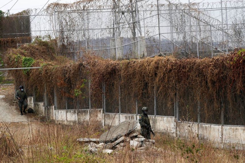 Estado de excepción en cárceles de Ecuador. Soldados patrullan afuera de la penitenciaría Litoral días después de un motín mortal dentro de la cárcel en Guayaquil, Ecuador, 15 de noviembre de 2021.