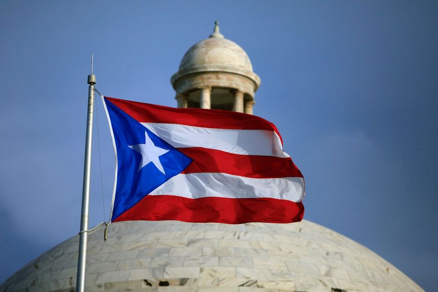 La bandera de Puerto Rico ondea frente al Capitolio, en San Juan, Puerto Rico