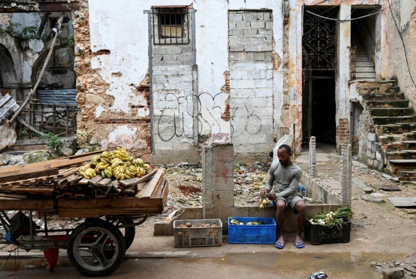 Un vendedor de frutas y verduras en una calle de La Habana el 20 de diciembre de 2023.