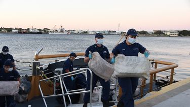 Fotografía cedida por la Guardia Costera de EEUU que muestra a varios tripulantes del barco Pelican de la Guardia Costera estadounidense mientras descargan bolsas con cerca de una tonelada de cocaína (Con un valor estimado en 23 millones de dólares).