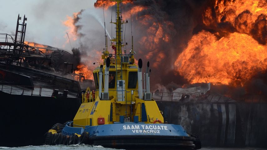 Vista de un buque tipo cisterna de la empresa petrolera mexicana Pemex, cargada con 160 mil barriles de combustible, que explotó y se incendió frente a las costas del puerto de Veracruz, este 24 de septiembre de 2016.