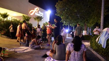 La gente permanece fuera de un hotel después del terremoto en Acapulco, estado de Guerrero, México, el 7 de septiembre de 2021.&nbsp;&nbsp;