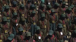 Mujeres zapatistas, con el rostro cubierto para no ser identificadas, permanecen en formaci&oacute;n durante la ceremonia inaugural del Segundo encuentro internacional de mujeres que luchan, organizado por las mujeres del Ej&eacute;rcito Zapatista de Liberaci&oacute;n Nacional, en Caracol Morelia, municipio de Altamirano, estado de Chiapas, M&eacute;xico, el viernes 27 de diciembre de 2019.