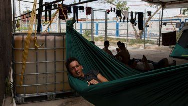 Un migrante descansa sobre su hamaca en un albergue el miércoles 16 de agosto de 2023, en Matamoros, México. 