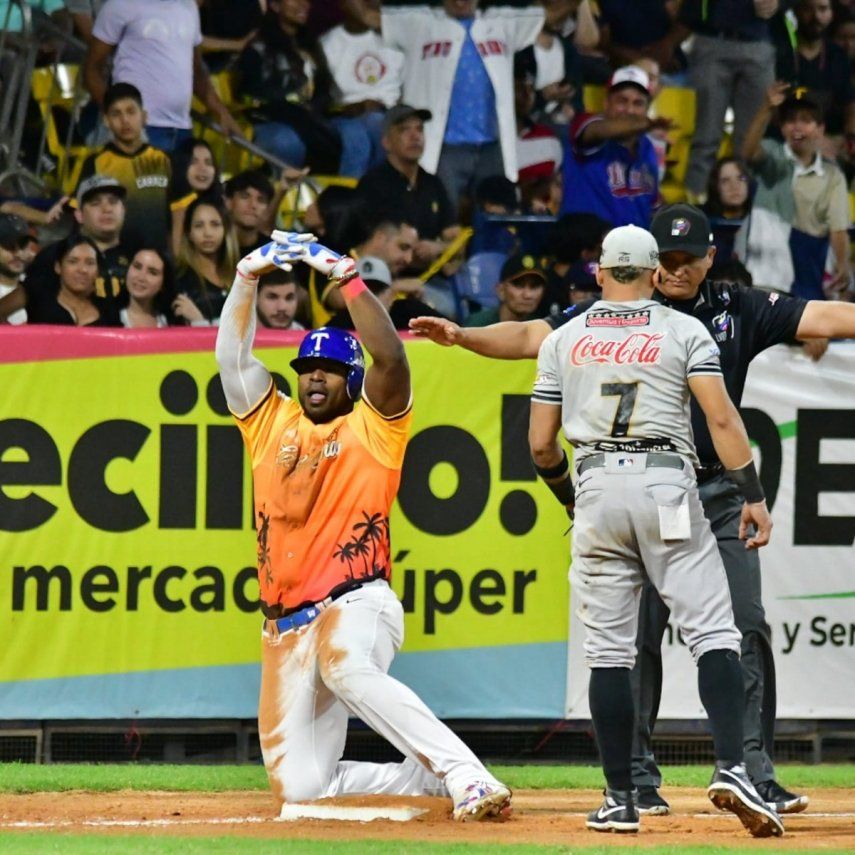 El cubano Yasiel Puig celebra tras conectar un triple en la Liga Venezolana de Béisbol Profesional 