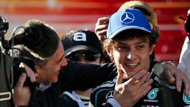 El piloto italiano de Mercedes, Kimi Antonelli, celebra luego de quedarse con la pole position del Gran Premio de China, el 14 de marzo de 2026.