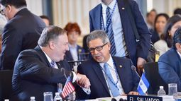 El Secretario de Estado de EEUU Mike Pompeo y el vicecanciller de El Salvador Carlos Castañeda el 4 de&nbsp; junio de 2018 en la OEA.