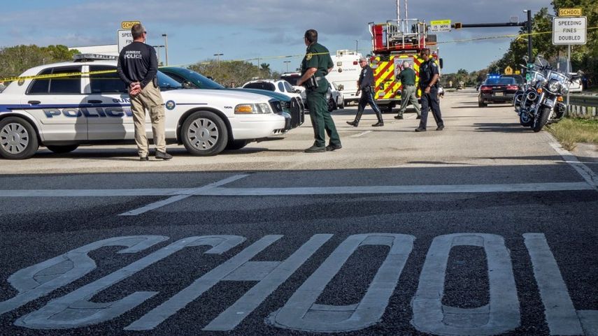 Tras la matanza de 17 personas en la escuela secundaria de Parkland, en el sur de Florida, en febrero del año pasado, las autoridades estatales han redoblado las medidas de prevención ante la amenaza de tiroteos en centros escolares.