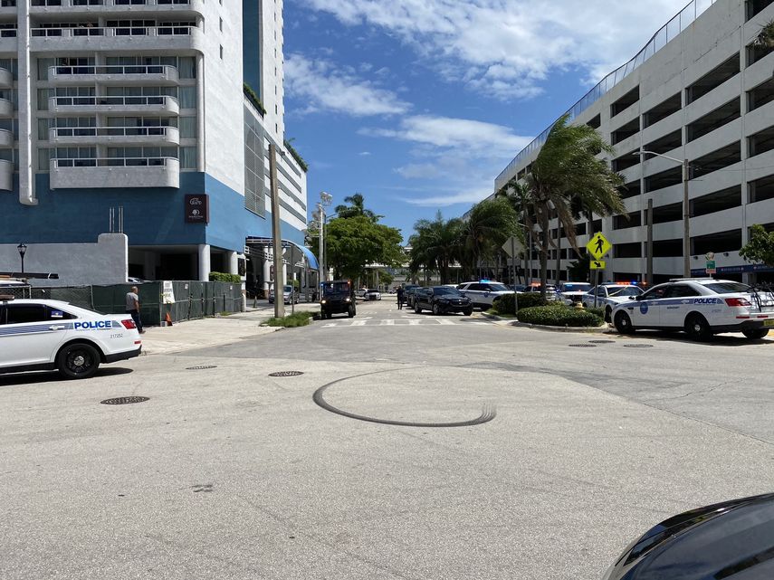 Fotograf&iacute;a sobre la investigaci&oacute;n de un tiroteo en las inmediaciones de Opera Tower, en Miami, publicada en la cuenta oficial de Twitter de la Polic&iacute;a local.