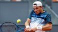  El británico Jack Draper devuelve la pelota al estadounidense Tommy Paul durante su partido de octavos de final del torneo de tenis ATP Tour Madrid Open 2025 en la Caja Mágica de Madrid, el 30 de abril de 2025.