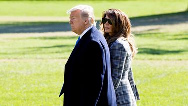 El presidente Donald Trump se dirige al helicóptero presidencial acompañado de la primera dama, Melania, para su viaje a Pittsburgh.