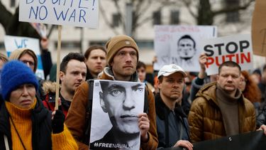 Un hombre sostiene una foto de Alexei Navaln en un mitin el 18 de febrero de 2024 frente a la embajada rusa en Berlín, tras la muerte de su principal crítico del Kremlin, Alexei Navalny, en una prisión del Ártico