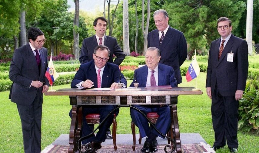 El 06SEP94 el presidente de Colombia Ernesto Samper Pizano visita Venezuela y suscribe una declaración con Rafael Caldera. En la foto tomada en los jardines de la entonces residencia presidencial de La Casona en Caraca, de izq. a der., el embajador Julio Riaño, director de protocolo de la cancillería colombiana, Ernesto Samper y Rafael Caldera, Edmundo González Urrutia. Atrás los ministros Rodrigo Pardo García-Peña y Miguel Ángel Burelli Rivas. 