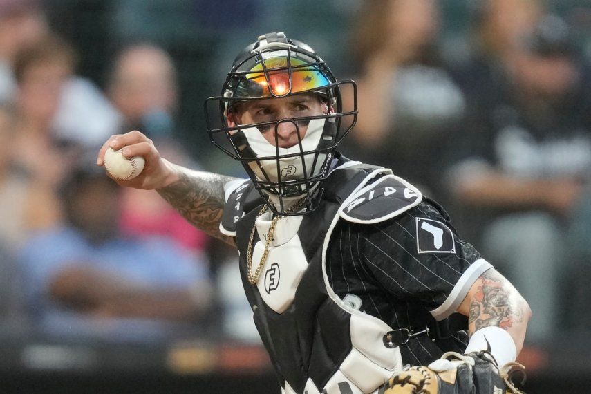 El entonces receptor de los Medias Blancas de Chicago, Yasmani Grandal, lanza a primera base durante un juego ante los Rangers de Texas, el lunes 19 de junio de 2023, en Chicago.