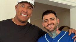 El grandeliga Salvador Pérez junto al tatuador Luis Gil luego de tatuar el trofeo de campeón del Clásico Mundial de Béisbol al receptor venezolano
