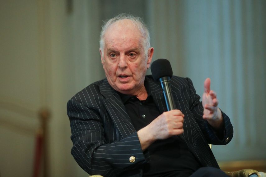 Daniel Barenboim, director musical general de la Ópera de Berlín, o Staatsoper, gesticula durante una conferencia de prensa en Berlín, Alemania, el 4 de junio de 2019.