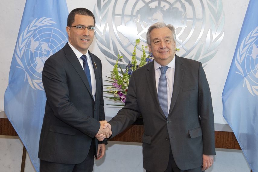 Fotografía cedida por la ONU donde aparecen su secretario general, António Guterres (der.), y el canciller del régimen de Nicolás Maduro en Venezuela, Jorge Arreaza (i), el 24 de abril de 2019 en Nueva York.