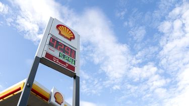 Una valla indica el precio de la gasolina regular en una estación de Shell.