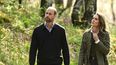 William, príncipe de Gales, y Kate Middleton, princesa de Gales, pasean por el bosque comunitario de Ardura para destacar la importancia de proteger y defender el medio ambiente natural, durante una visita a la isla de Mull, en el oeste de Escocia, el 30 de abril de 2025.