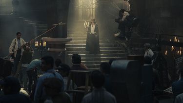 Esta imagen proporcionada por ViX muestra a Eugenio Derbez en el personaje de Carlos Villarías en el set de la serie Y llegaron de noche.