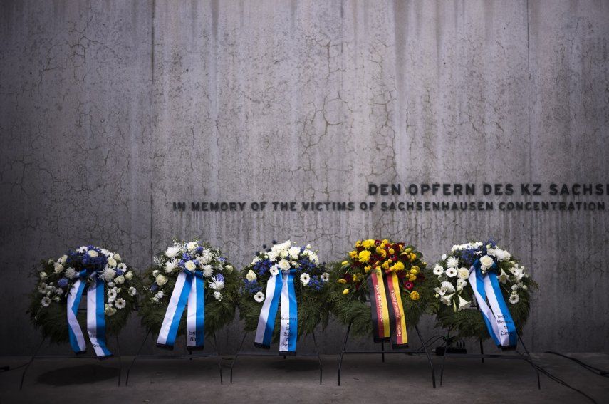 En esta imagen de archivo, coronas de flores en el memorial del campo de concentración nazi de Sachsenhausen tras un homenaje en el Día del Recuerdo a los Mártires y Héroes del Holocausto, en Oranienburg, Alemania, el 18 de abril de 2023.&nbsp;&nbsp;