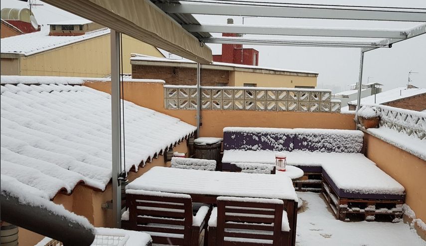 Así amanecieron este miércoles muchas azoteas en Sabadell, Barcelona.